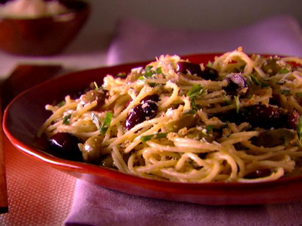 spaghetti with olives and bread crumbs
