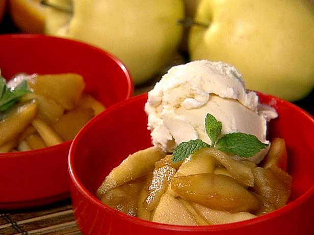 Crustless Apple Pie with Vanilla Ice Cream image