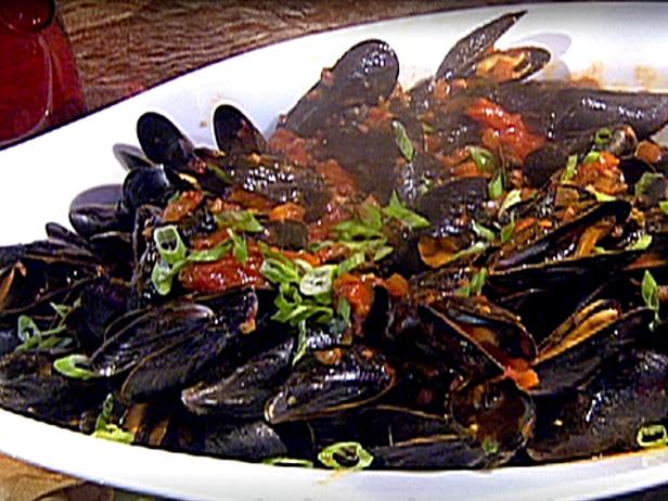 Mussels in Spicy Red Sauce image