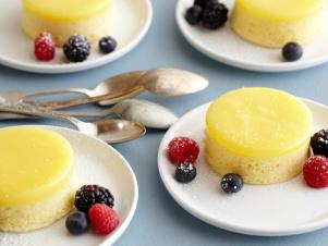 Tu0505_lemon Pudding Cake With Berries