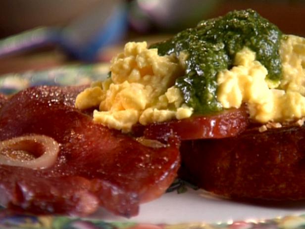 Spinach Pesto Scrambled Eggs On Garlic Brioche With Country Ham Recipe Sunny Anderson Food Network