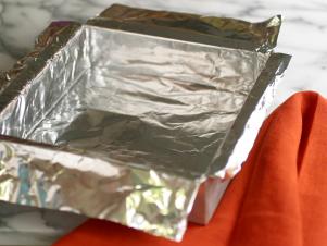 Lining Pan With Foil_s4x3