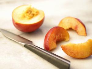 Cut Peach Or Nectarine_s4x3