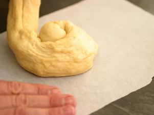 Shaping_Challa_Loaf_s4x3