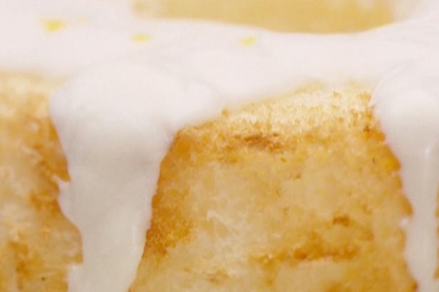 Angel Food Cake with Lemon Honey Yogurt Sauce_image