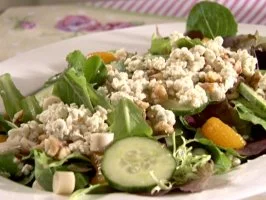 Mixed Greens with Mandarin Oranges and Walnuts