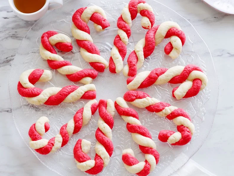 CANDY CANE COOKIES
Sandra Lee
SemiHomemade
Cooking/Christmas
Food Network
Box Sugar Cookie Mix, Butter, Egg, Cream Cheese, Allpurpose
Flour, Red Food Coloring,
Peppermint Extract