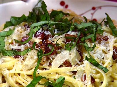 Linguine topped with Cheese, Bacon and Basil Leaves