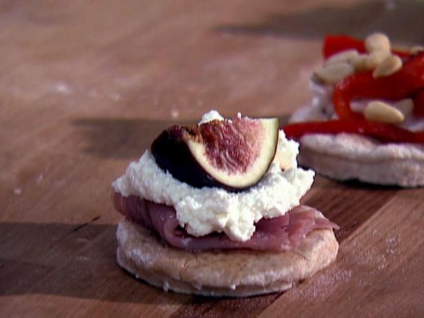 Fig, Ricotta and Prosciutto Pizzette