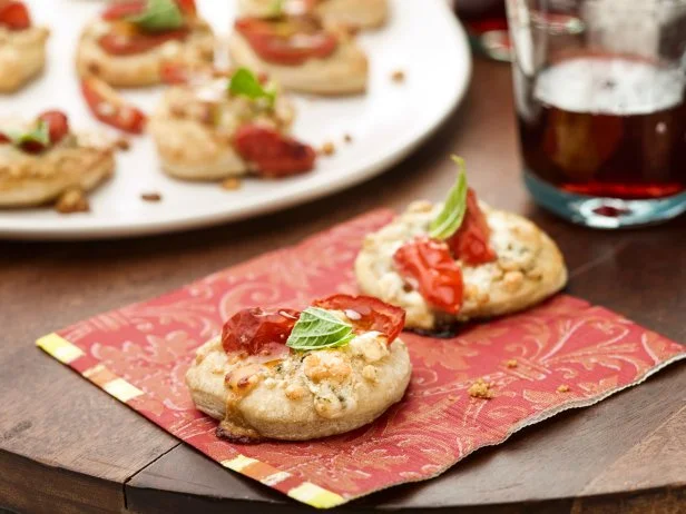 Chef Name: Giada De Laurentiis

Full Recipe Name: Pizzette with Gorgonzola, Tomato and Basil

Talent Recipe: Giada De Laurentiisâ   Pizzette with Gorgonzola, Tomato and Basil, as seen on Food Networkâ  s Everyday Italian

FNK Recipe: 

Project: Foodnetwork.com, SUMMER/APPETIZERS/PASTA

Show Name: Everyday Italian

Food Network / Cooking Channel: Food Network,Chef Name: Giada De Laurentiis

Full Recipe Name: Pizzette with Gorgonzola, Tomato and Basil

Talent Recipe: Giada De Laurentiis’ Pizzette with Gorgonzola, Tomato and Basil, as seen on Food Network’s Everyday Italian

FNK Recipe: 

Project: Foodnetwork.com, SUMMER/APPETIZERS/PASTA

Show Name: Everyday Italian

Food Network / Cooking Channel: Food Network