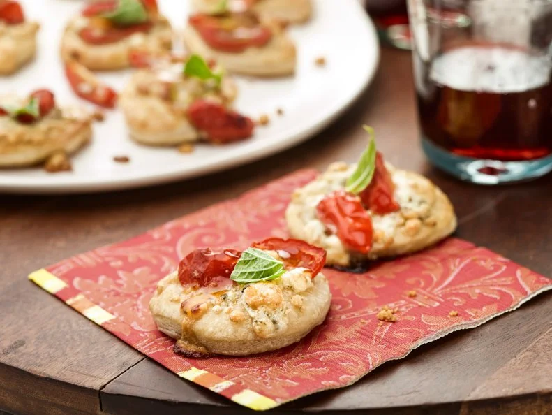 Chef Name: Giada De Laurentiis

Full Recipe Name: Pizzette with Gorgonzola, Tomato and Basil

Talent Recipe: Giada De Laurentiis’ Pizzette with Gorgonzola, Tomato and Basil, as seen on Food Network’s Everyday Italian

FNK Recipe: 

Project: Foodnetwork.com, SUMMER/APPETIZERS/PASTA

Show Name: Everyday Italian

Food Network / Cooking Channel: Food Network