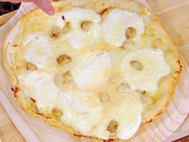 Roasted Garlic White Pizza with Garlic Sauce Recipe | Food Network