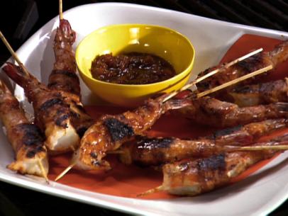 Shrimp skewers are served as an appetizer.