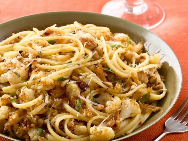Linguine recipe with crispy onions and brazil nut pangratto
