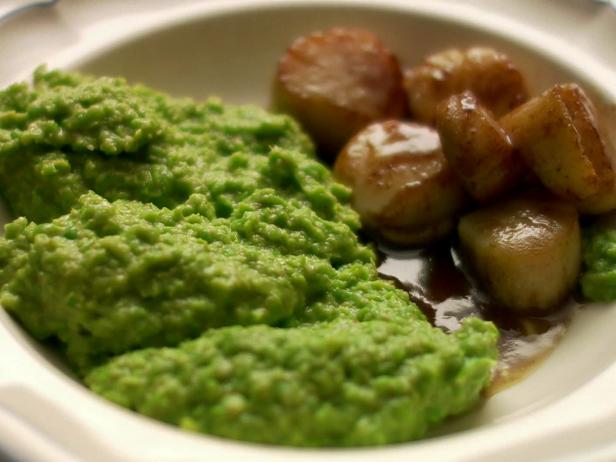 Scallops with Thai-Scented Pea Puree image