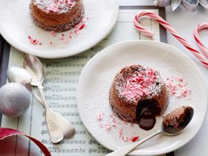 LR0603H_molten-chocolate-cake-with-crushed-candy-canes_s4x3