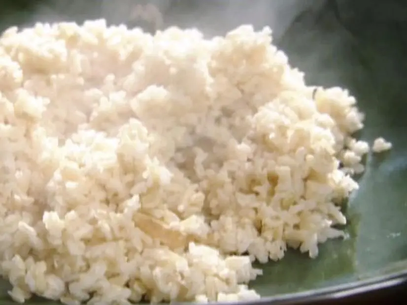 Gingered brown rice on a green plate.