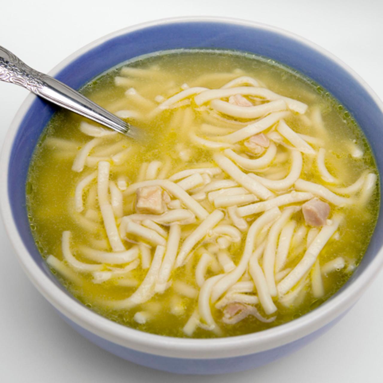 https://food.fnr.sndimg.com/content/dam/images/food/fullset/2010/3/19/0/HE_chicken-noodle-soup_s4x3.jpg.rend.hgtvcom.1280.1280.suffix/1371591003021.jpeg