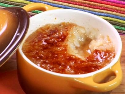 A bowl of horchata rice pudding has a topping of caramelized sugar.