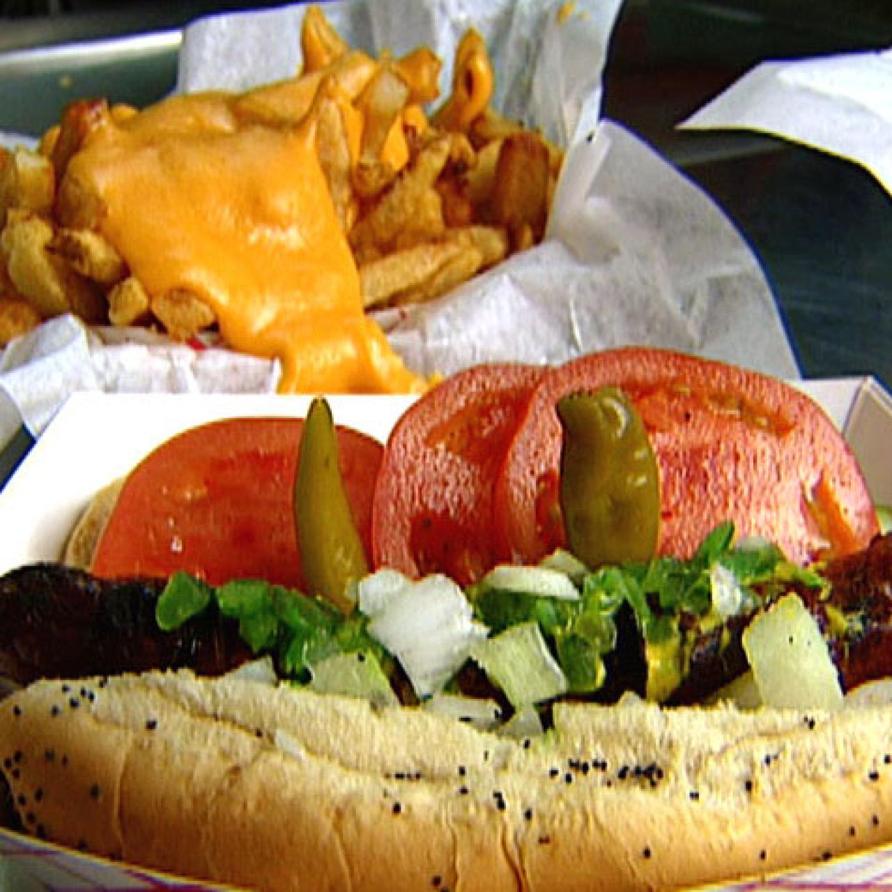 https://food.fnr.sndimg.com/content/dam/images/food/fullset/2010/4/8/0/BF1B19_wieners-circle-chicago-style-hot-dog_s4x3.jpg.rend.hgtvcom.1280.1280.suffix/1371591484181.jpeg