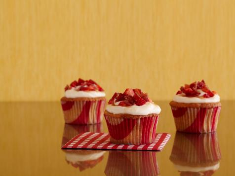 Cinnamon Swirl Sour Cream, Maple Cream Cheese, Strawberry and Bacon Breakfast Cupcake