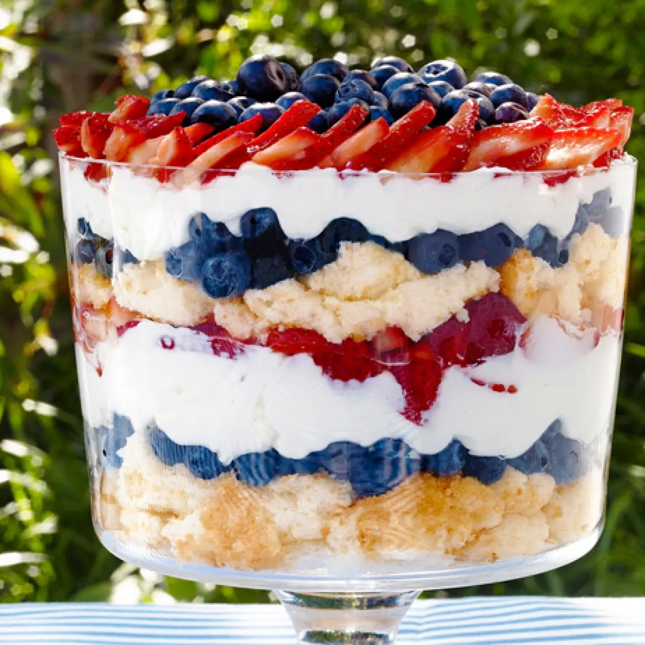 https://food.fnr.sndimg.com/content/dam/images/food/fullset/2010/7/21/2/FNM_090110-Sunny-VP-Lunch-002_s4x3.jpg.rend.hgtvcom.1280.1280.suffix/1383239544564.webp
