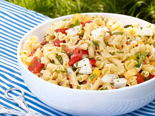Caprese Salad Pasta (Pasta Caprese)