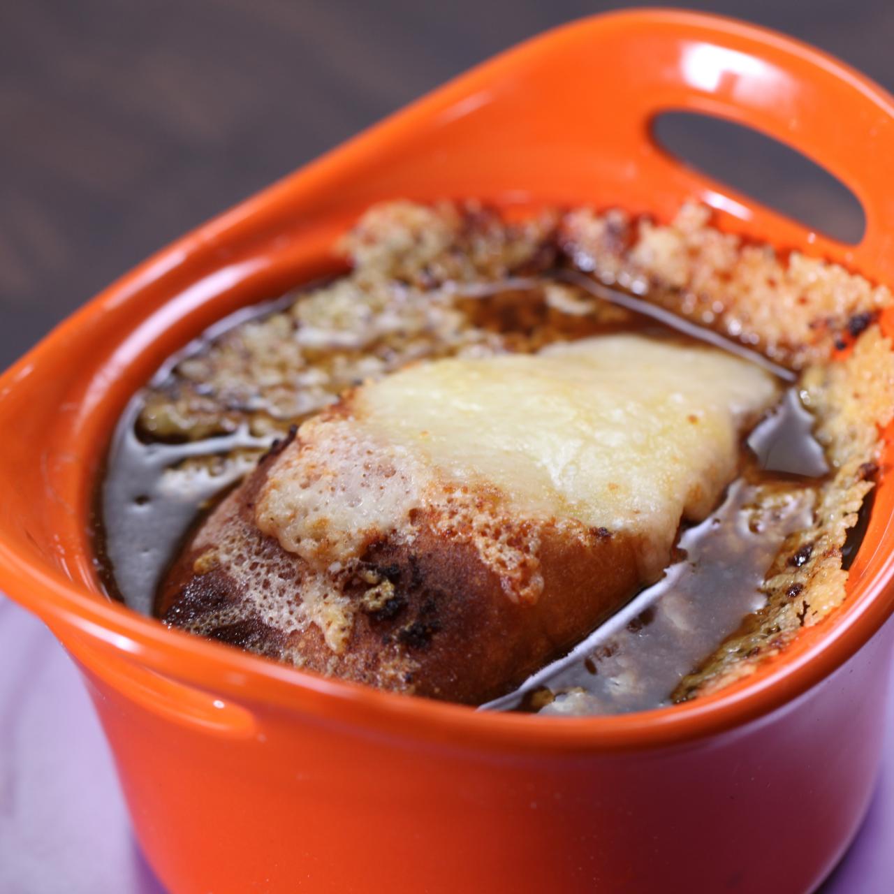 https://food.fnr.sndimg.com/content/dam/images/food/fullset/2010/8/20/0/CCWID102_French-Onion-Soup_s4x3.jpg.rend.hgtvcom.1280.1280.suffix/1382539496457.jpeg