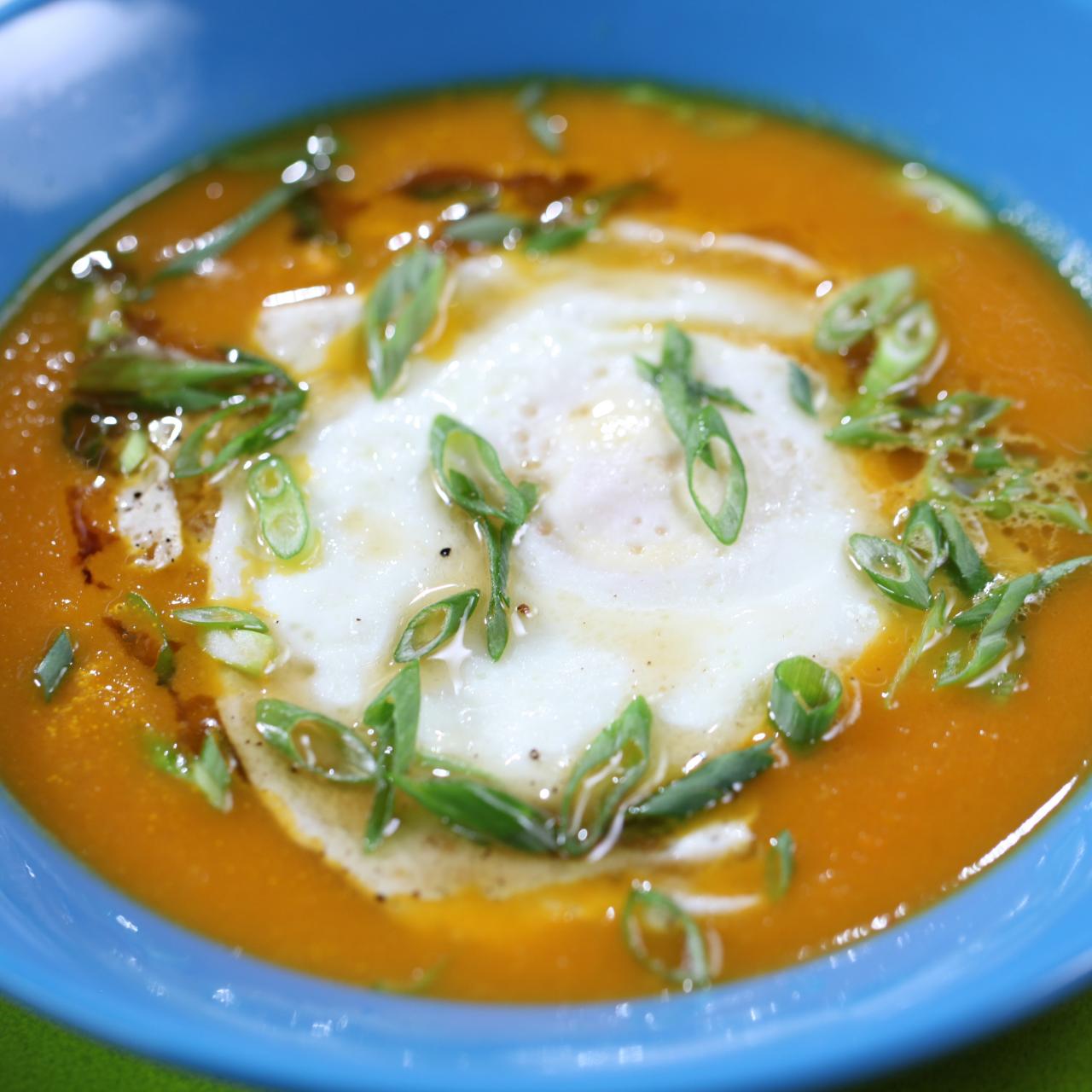 https://food.fnr.sndimg.com/content/dam/images/food/fullset/2010/8/20/0/CCWID106_Ginger-Soy-Carrot-Soup_s4x3.jpg.rend.hgtvcom.1280.1280.suffix/1371593189984.jpeg