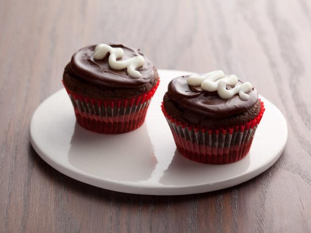 Devil's Food Cupcakes with Chocolate Icing_image