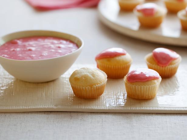Mini Cupcakes with Strawberry Glaze