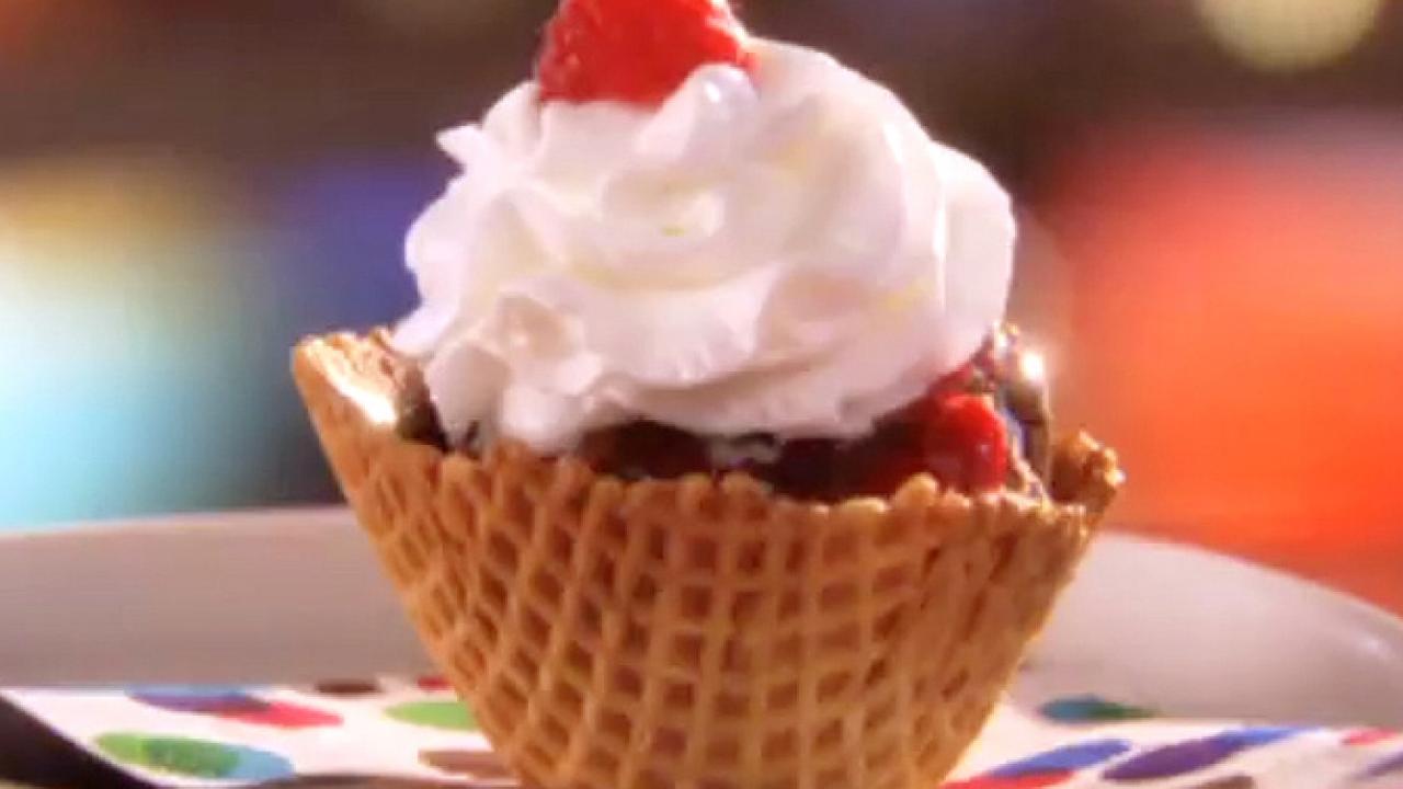 https://food.fnr.sndimg.com/content/dam/images/food/fullset/2011/12/16/0/CCHGL204_Choco-Berry-Waffle-Sundae-Surprise-Recipe_s4x3.jpg.rend.hgtvcom.1280.720.suffix/1371603241133.jpeg