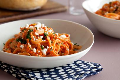 https://food.fnr.sndimg.com/content/dam/images/food/fullset/2011/12/6/0/CC-ellie-krieger_fettuccine-with-creamy-red-pepper-feta-sauce-recipe_s4x3.jpg.rend.hgtvcom.406.271.suffix/1382541012735.jpeg