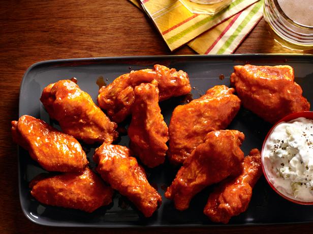 Fried Buffalo Wings With Blue Cheese Dip_image