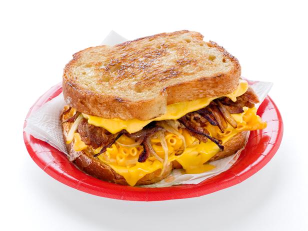 grilled mac and cheese with pulled pork