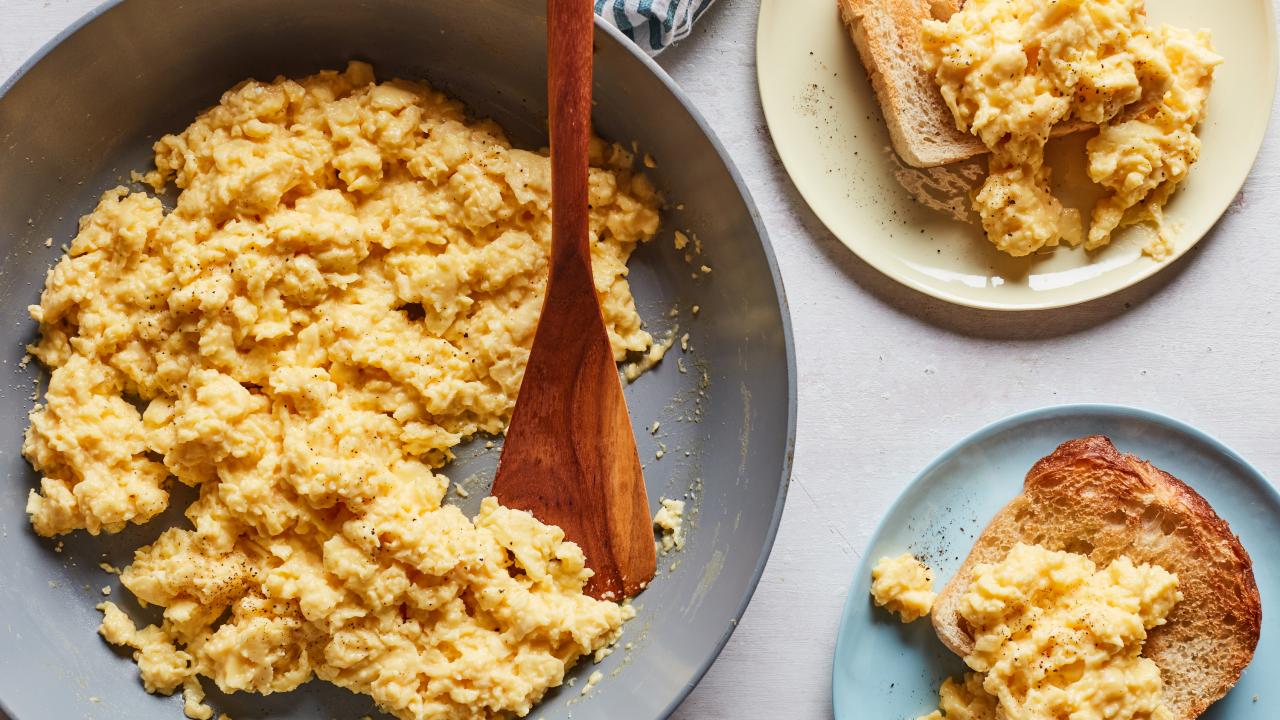 https://food.fnr.sndimg.com/content/dam/images/food/fullset/2011/3/31/0/RE0902H_sunnys-perfect-scrambled-cheesy-eggs_s4x3.jpg.rend.hgtvcom.1280.720.suffix/1594919304394.jpeg