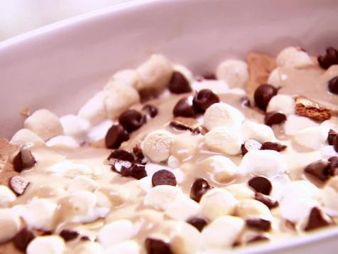 Banana S'more Nachos with Peanut Butter Sauce
