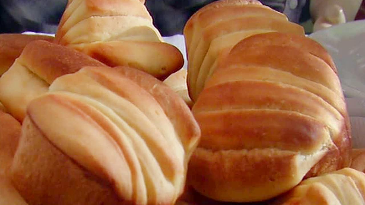 Buttery Rolls - Love Bakes Good Cakes