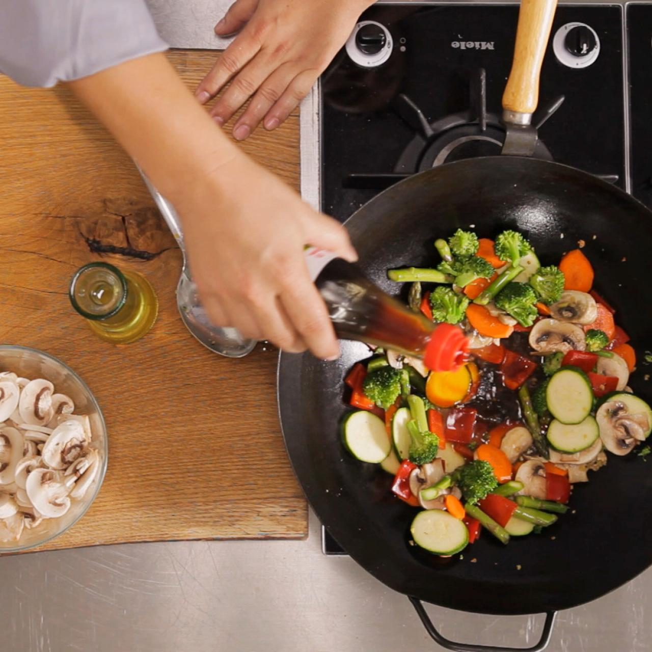 How to use a wok: the secrets of the Chinese saucepan and 5 recipes to try