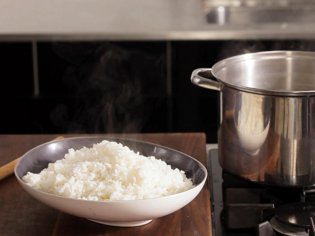 Каша рисовая на воде рассыпчатая в кастрюле. Рассыпчатый рис в кастрюле. Вареный рис в кастрюле. Кастрюля для приготовления риса. Рис в кастрюле с водой.