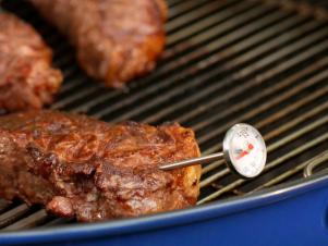 Use Meat Thermometer To Test Steak For Doneness
