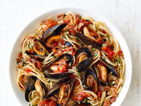 Spaghetti With Mussels and Bacon