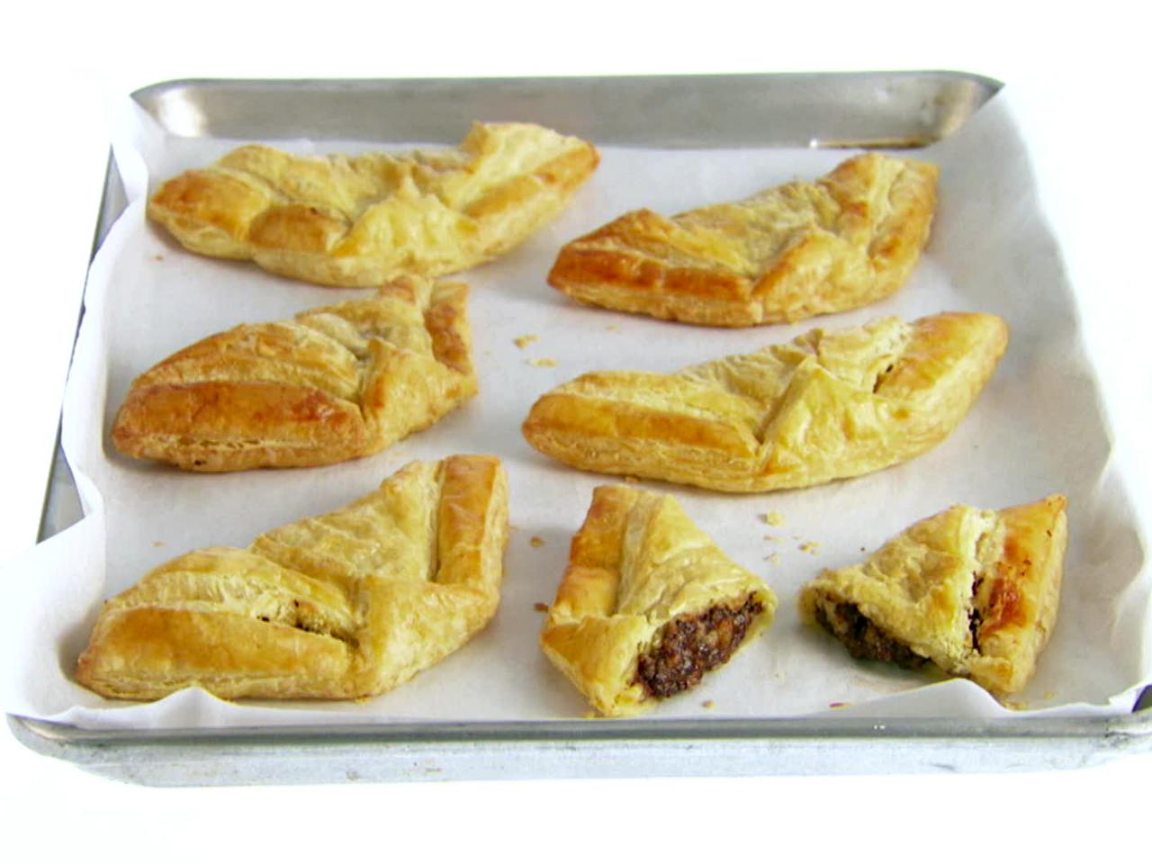 https://food.fnr.sndimg.com/content/dam/images/food/fullset/2011/7/26/2/GH0239_chocolate-and-cheese-danish_s4x3.jpg.rend.hgtvcom.1280.960.suffix/1371599779936.jpeg