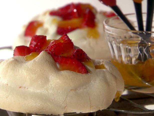 https://food.fnr.sndimg.com/content/dam/images/food/fullset/2011/7/8/3/MN0501H_berry-pavlovas_s4x3.jpg.rend.hgtvcom.616.462.suffix/1382540109613.jpeg