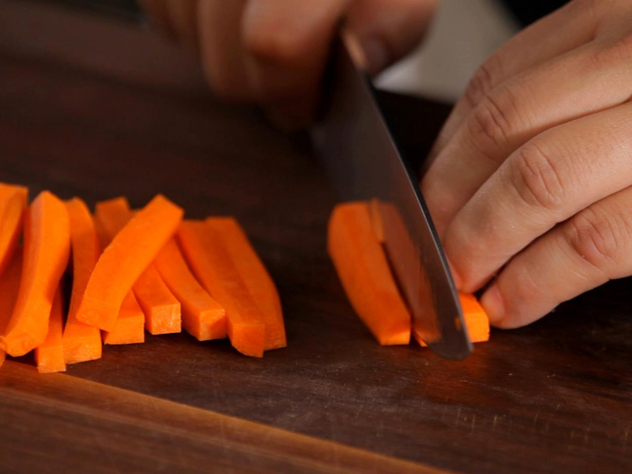Нож режет овощи. Нарезанные овощи. Жардиньер форма нарезки. Алюмет форма нарезки. Алюмет нарезка овощей.