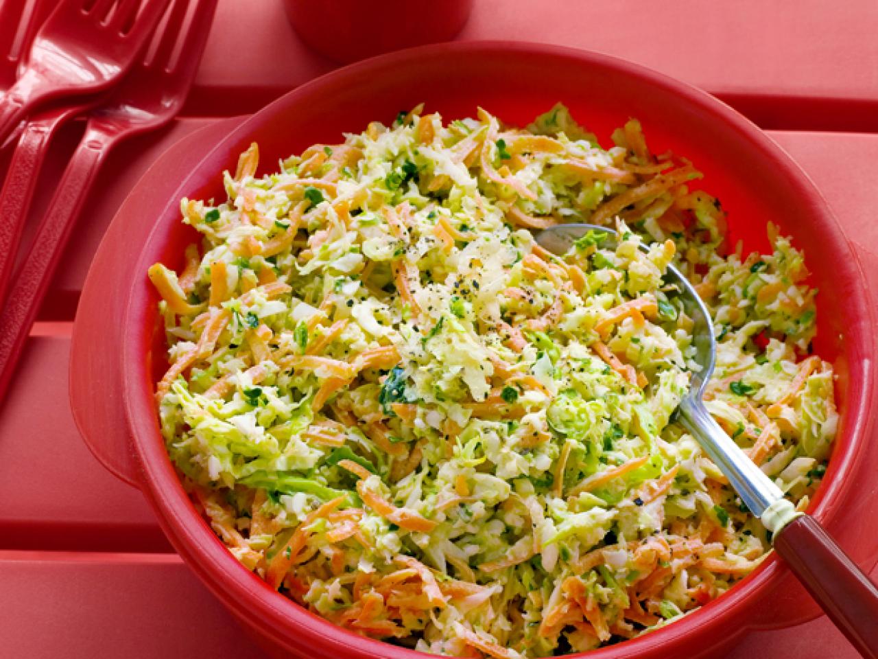 Рис капуста морковь лук рецепт. Салат из савойской капусты. Салат с савойской капустой и кукурузой. Космический салат. Капустно-морковным салатом «Coleslaw».