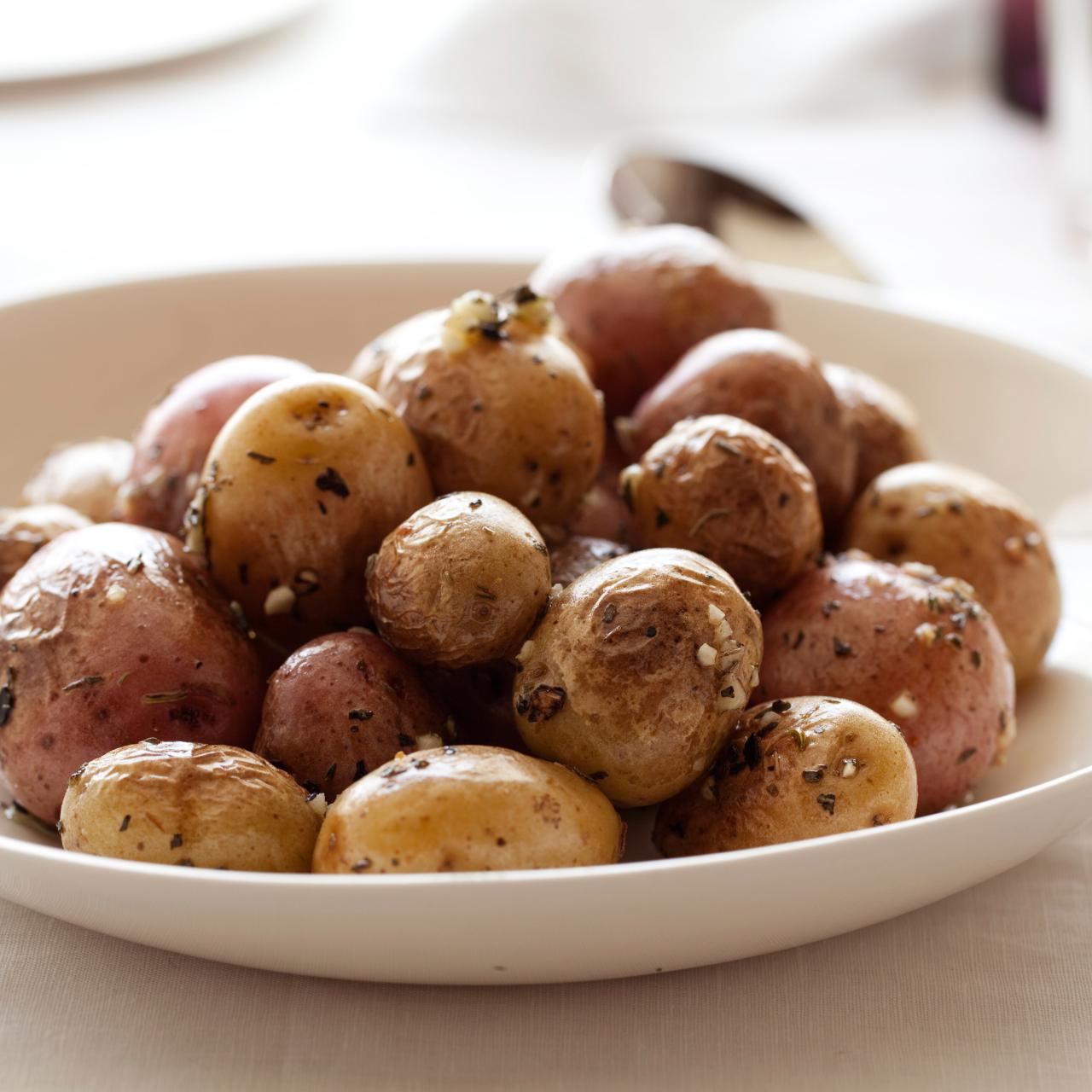 https://food.fnr.sndimg.com/content/dam/images/food/fullset/2011/8/30/1/cc-armendariz_roasted-baby-potatoes-with-herbs-recipe_s4x3.jpg.rend.hgtvcom.1280.1280.suffix/1371599983341.jpeg