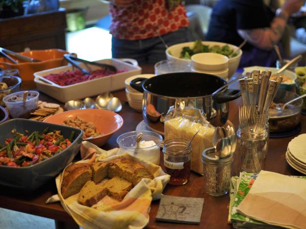 how to host a potluck