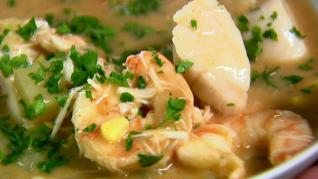 https://food.fnr.sndimg.com/content/dam/images/food/fullset/2011/9/7/1/BX0507H_seafood-chowder_s4x3.jpg.rend.hgtvcom.1280.720.suffix/1371600805304.jpeg