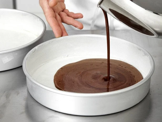 How Much To Fill Cake Pan? Expert Tips for Perfect Baking Results